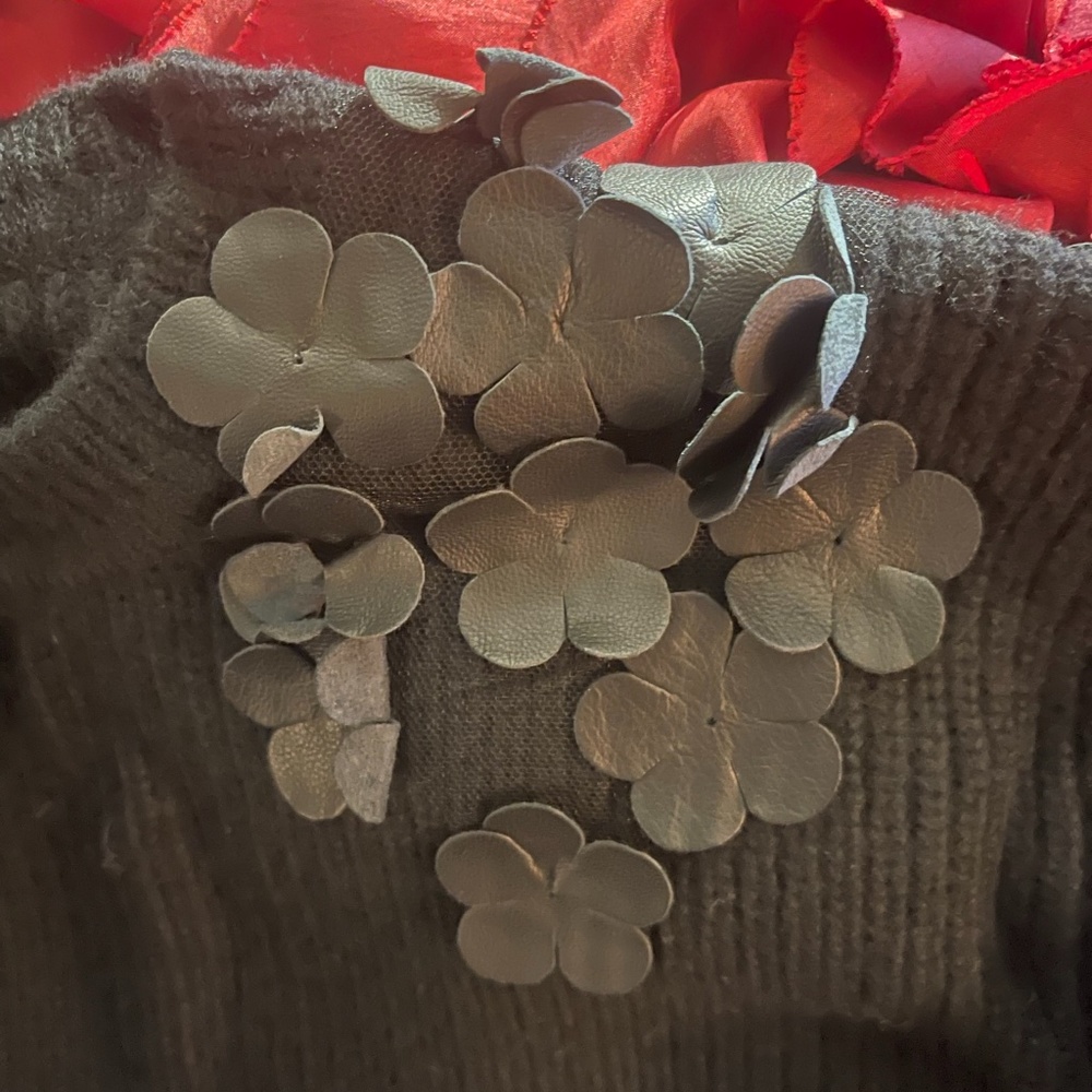 VERA WANG / Merino Wool Floral-Appliqué Sweater - Picture 4 of 6